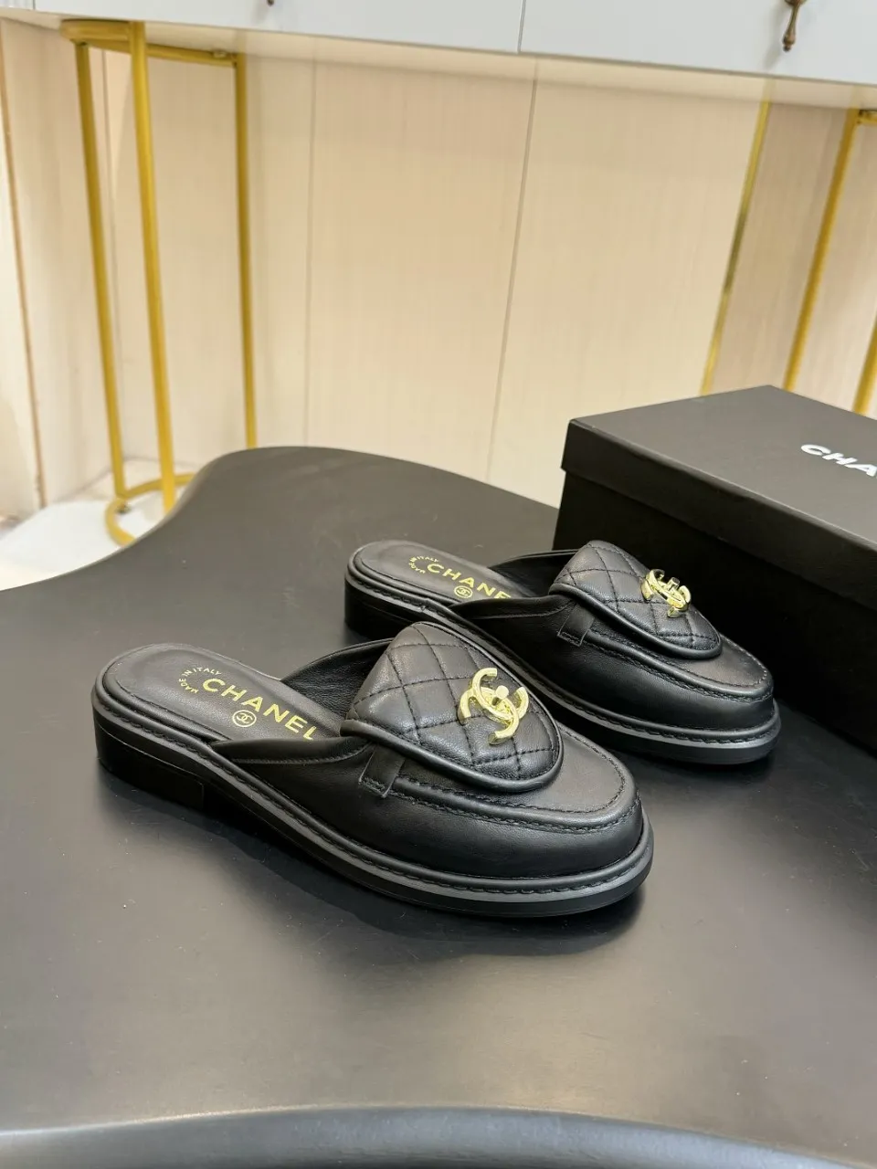 👟👟Ex-factory price 480👟👟 Xiaoxiang official website synchronizes the high version of CHANEL 2025 Chanel top buckle open-heeled shoes. The must-have hot style for early spring, the goddess series, has the elegant and ladylike temperament of Xiangjia, super attractive, irresistible, and heart-warming... ▪️The upper is imported sheepskin ▪️The lining is imported sheep lining (the same as the original version) ▪️Original model open version, genuine leather outsole🇮🇹 ▪️Standard size 35- 41 42 Customized, non-returnable
